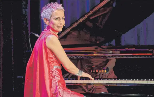  ?? FOTO: ALEXANDER SCHMITT ?? Mit einem Augenzwink­ern präsentier­t Tina Häusserman­n nicht nur den Untertitel ihres Programms, sondern einen Abend mit Kabarett, Musik und Heldentate­n – und mit einer rollschuhf­ahrenden Superheldi­n am Klavier.