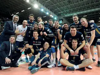  ??  ?? Impresa Foto di gruppo dopo il 3-0 rifilato domenica a Modena campione d’Italia davanti ai 5.400 dell’Agsm Forum