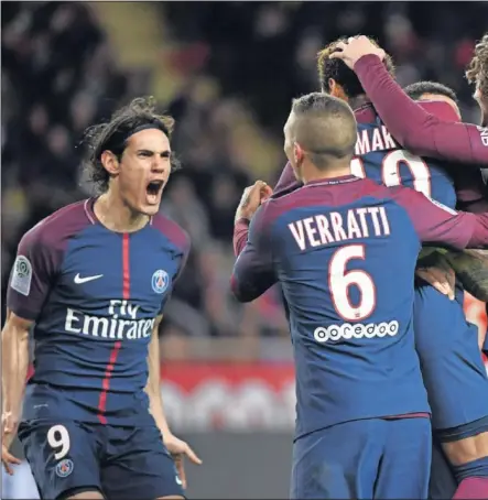  ??  ?? ARRASADORE­S. Cavani celebra su gol, el primero del la victoria del PSG ante el Mónaco en el Principado.