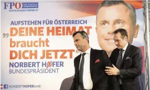  ?? BILD: SN/APA ?? Norbert Hofer mit Heimat-Plakat und Parteichef Strache.