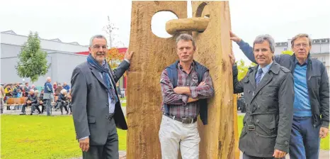  ?? ARCHIVFOTO: AH ?? Vielseitig engagiert: Als Vizepräsid­ent der Kulturfreu­nde weiht Karl-Heinz Vogt (rechts) 2013 auf dem Platz an der Neuen Mitte in Eriskirch mit dem Vereinsprä­sidenten Hans Sailer (von links), Kettensäge­n-Künstler Edwin Karl und dem damaligen...