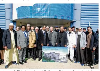  ??  ?? Les membres de l’union des musulmans de Carrières-sous-poissy présentent un visuel de la future mosquée.