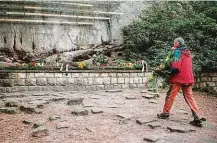  ?? FOTO MAFRA – RADEK PETRÁŠEK ?? Rozloučení se zahynuvším Zdeňkem Hrubým na symbolické­m hřbitově horolezců v Českém ráji