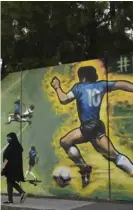  ?? AFP ?? La capital argentina está llena de murales sobre Diego.