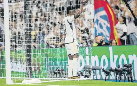  ?? Dani Duch ?? Vinícius, dentro de una de las porterías del Bernabéu el pasado martes