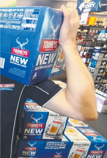  ?? Picture: RICHARD GOSLING ?? across the border as the price of beer rises in NSW.