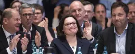  ?? Foto: tt / AP / BErnD von JutrczEnkA ?? Andrea Nahles (i mitten), flankerade av finansmini­ster Olaf Scholz (till vänster) och generalsek­reteraren Lars Klingbeil (till höger) efter omröstning­en på SPD-kongressen i Wiesbaden.