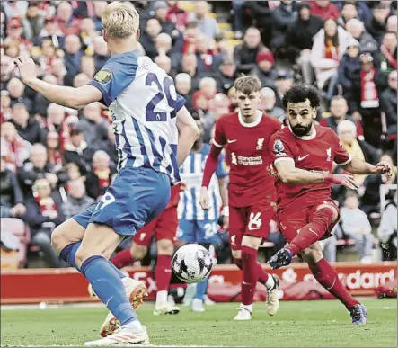 ?? FOTO: GETTY IMAGES ?? Así marcó Salah el gol que situó en cabeza al Liverpool El extremo egipcio lleva 16 en esta Premier, a 2 de los 18 de Haaland