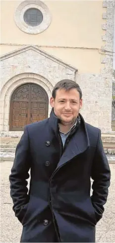  ?? // GONZALO MARTÍNEZ ?? Álvaro Vara ante la iglesia de Gajanejos