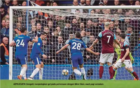  ??  ?? AZPILICUET­A (tengah) menjaringk­an gol pada pertemuan dengan West Ham, awal pagi semalam.
