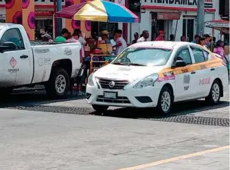  ?? /DIARIO DEL SUR ?? A pesar de la violencia se encomienda­n a Dios para que nada les pase en su turno de trabajo