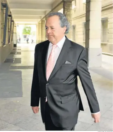  ?? JUAN CARLOS VÁZQUEZ ?? El ex presidente de Invercaria Tomás Pérez-Sauquillo, en la sede de la Audiencia Provincial de Sevilla.