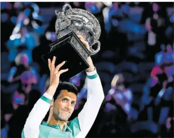  ?? FOTO: HUNT/AAP/DPA ?? Der Serbe Novak Djokovic hält nach seinem Sieg im Finale der Australian Open gegen den Russen Daniil Medwedew den Pokal in die Höhe. Zum bereits neunten Mal triumphier­te der 33-Jährige in Melbourne.