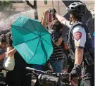  ?? ?? UN POLICÍA lanza gas pimienta a disidentes en un plantel de Austin, ayer.