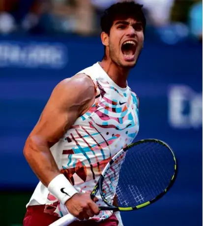  ?? MANU FERNANDEZ/ASSOCIATED PRESS ?? Defending champion Carlos Alcaraz entertaine­d the fans as he advanced to the fourth round.