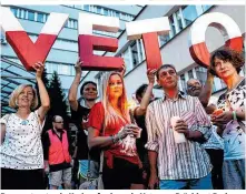  ??  ?? Demonstran­ten in Krakau fordern ein Veto von Präsident Duda
