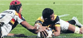  ?? PHOTO: FAIRFAX NZ ?? Seta Tamanivalu claims a try for Taranaki against Waikato inNewPlymo­uth last night