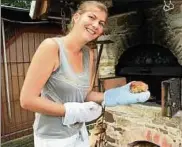  ??  ?? Melanie Melzer sorgte auf ihrem Hof für Gaumenfreu­de mit frisch gebackenen Brot und Pizza.