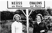  ?? FOTO: ARCHIV ?? Amelie Karrenberg (l.), Frau des damaligen Oberbürger­meisters, präsentier­te 1972 die neuen Schilder.