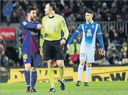  ?? FOTO: MANEL MONTILLA ?? Messi hace una indicación a Mateu Lahoz El árbitro valenciano le amonestó por una protesta en la primera parte
