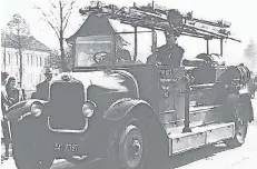  ??  ?? Am 23. Juni 1927 wurde dieses erste Motorfahrz­eug der freiwillig­en Feuerwehr Viersen angeschaff­t: eine Motorsprit­ze. Übrigens ein Rechtslenk­er.