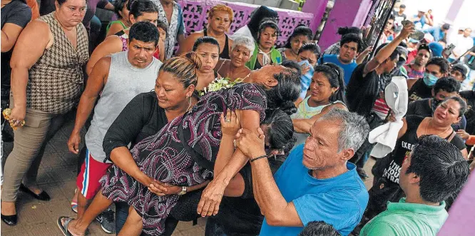  ?? CRISTOBAL VENEGAS/AP ?? Revolta. Parentes de José Esteban Sevilla Medina, morto por policiais com um tiro no peito em Masaya, na Nicarágua, durante manifestaç­ão contra o presidente Daniel Ortega