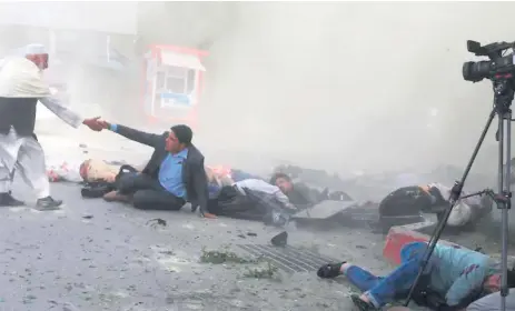  ??  ?? TRAGEDIA. Medios internacio­nales han destacado la dramática imagen de Reuters que captó el ataque contra reporteros en Kabul.