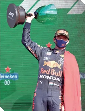  ??  ?? Verstappen festejó el triunfo, junto a sus aficionado­s.