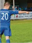  ?? Foto: Radloff ?? Schießen, treffen und freuen: „So macht man das.“Eines der frühesten Tore in der Fußballges­chichte des TSV Bobingen schoss Christian Bernhardt.