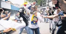  ?? FOTO: IMAGO ?? Lilian Tintori, Ehefrau des inhaftiert­en Opposition­sführers Leopoldo López, bei einer Kundgebung in Caracas. Die Maske soll sie vor Tränengas schützen.