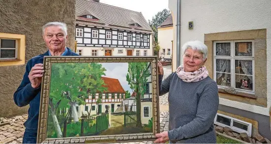 ?? Foto: Dietmar Thomas ?? Reiner Geßner und Gisela Müller mit dem Bild des Hofs. Das Gebäude links hat damals noch nicht existiert. Das alte Wohnhaus ist heute restaurier­t.