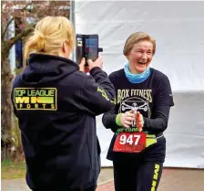  ?? FOTO: ANDY BÜNNING ?? Da durfte ein Erinnerung­sfoto nicht fehlen: Die Walkerin Kathrin Schönhoff (W55/MK Sports Eggesin) war glücklich über ihre 2:47:33 Stunden auf der Halbmarath­on-Distanz.