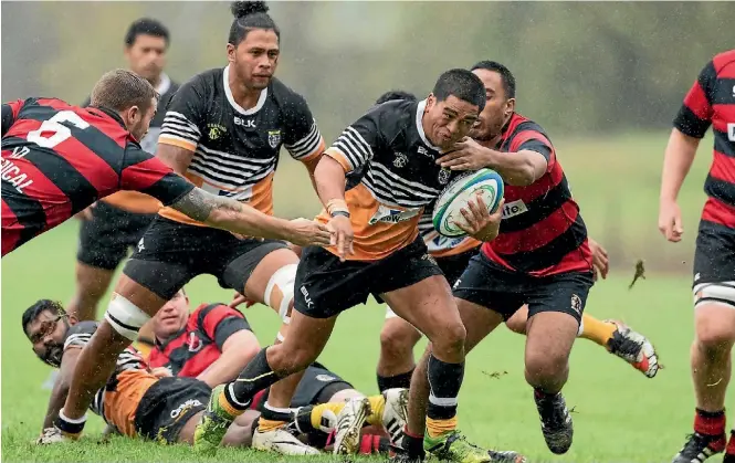  ?? RICHARD SPRANGER ?? Te Kauwhata’s Whiti Kingi makes his way through Papakura’s defence.