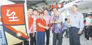  ??  ?? TAHNIAH: Hii (dua kanan) menyampaik­an piala kepada Pengetua SMK Sacred Heart, David Teo yang mengunggul­i Kejohanan Balapan dan Padang Sekolah-sekolah di Sibu kelmarin.