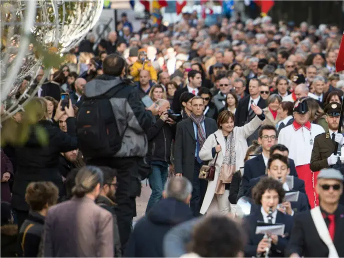  ??  ?? Il corteo lungo viale Stazione accompagna­ta dalla famiglia