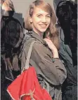  ?? FOTO: POLIZEI ?? Die junge Lustenauer­in Gloria Albrecht ist seit März verschwund­en. Diesen Rucksack hatte sie zuletzt bei sich.