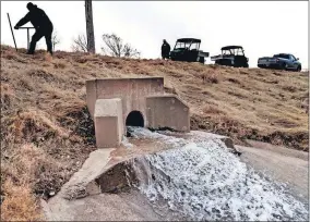  ?? LANDSBERGE­R/ THE OKLAHOMAN] [CHRIS ?? Water flows into the drainage ditch as crews work to drain the Bricktown Canal.