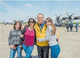  ?? QUINTEROS ?? Despedida. Ariel López, en El Palomar, con su esposa e hijas.