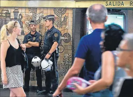  ?? XAVIER GÓMEZ ?? Dos agentes de la USP, ayer, en la plaza Catalunya, uno de ellos con una cámara de vídeo en la mano