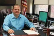  ?? KRISTI GARABRANDT — THE NEWS-HERALD ?? Willowick Mayor Rich Regovich poses and considers 2018.