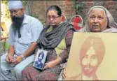 ?? NITIN KANOTRA /HT ?? Family members of 1971 war prisoner Subedar Assa Singh talking to the media in Jammu on Monday.