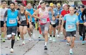  ?? BILD: SN/SALZBURG HALF /SALZBURG CITYGUIDE ?? Sudhir Batra (l.) lief zum Landestite­l.