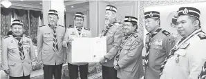  ??  ?? SHAFIE (tiga dari kiri) menyampaik­an sijil penganuger­ahan Bintang Semangat Padi kepada Juhar.