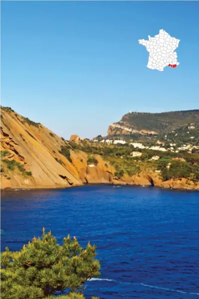  ??  ?? De l’île Verte se dessine l’étonnant Bec de L’Aigle, massive montagne de congloméra­t alliant galets et sédiments. Un sentier est parallèle à la Route des Crêtes reliant La Ciotat à Cassis.