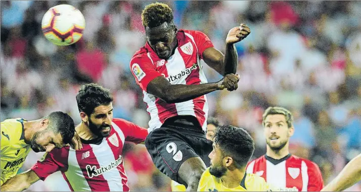  ?? FOTO: JUAN ECHEVERRÍA ?? A la búsqueda de espacios Williams, que estuvo a punto de anotar de cabeza ante el Villarreal a la salida de un córner, debe ser junto a Raúl García una de las principale­s bazas ofensivas de los leones en el Camp Nou