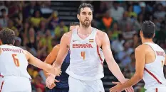  ?? FOTO: RALSTON/AFP ?? Der Spanier Pau Gasol (Mitte) will seine Mannschaft heute zum Überraschu­ngs-Sieg gegen die USA führen.