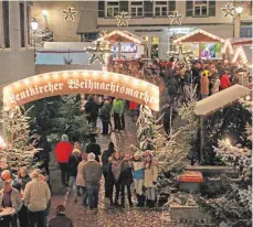  ?? FOTOS: SIMON NILL ?? Besucher schlendern durch das geschmückt­e Hüttendorf.