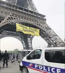  ?? (Photo AFP) ?? La présence des militants sur le pilier nord de la tour avait été « immédiatem­ent détectée » par les caméras de vidéosurve­illance. Cela ne les a pas empêchés de mener à bien leur action.