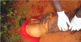  ??  ?? Detectives examine Catty Mtisi's body at the murder scene