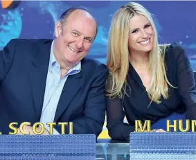  ??  ?? Conduttori Gerry Scotti (62 anni) e Michele Hunziker (42) tornano da lunedì a «Striscia la notizia» su Canale 5